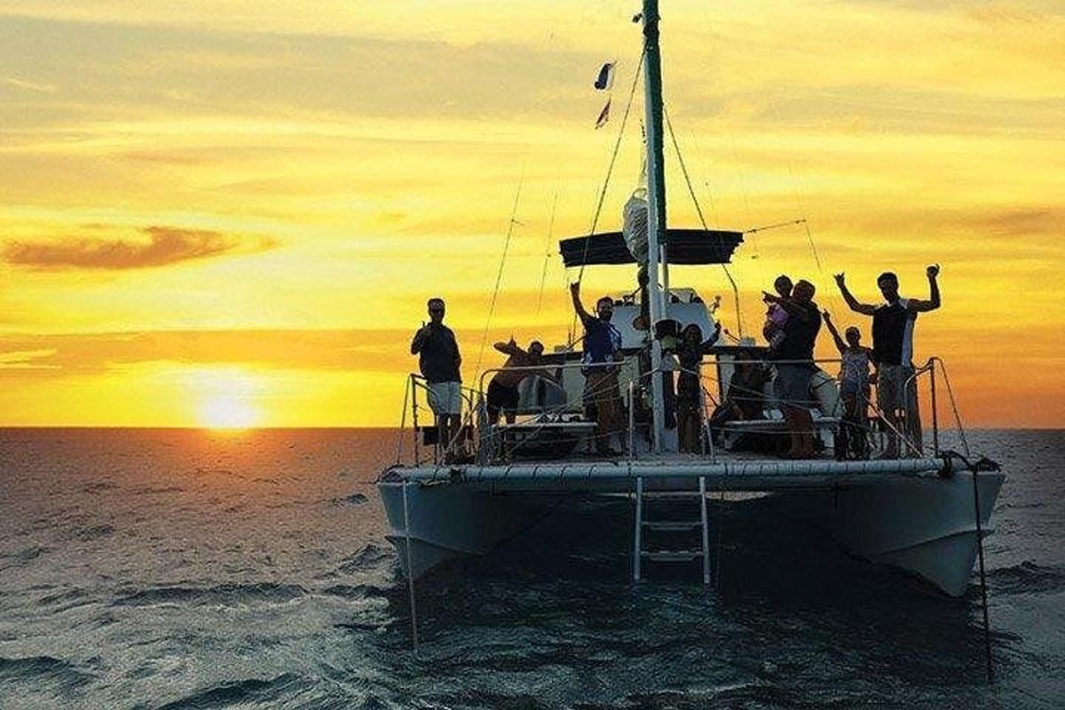 un grup de oameni care stau pe o barcă în ocean