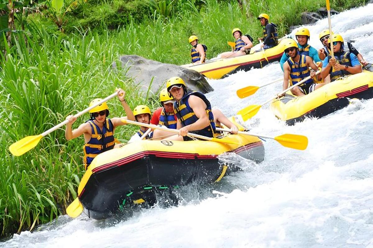 un gruppo di persone che fanno rafting lungo un fiume