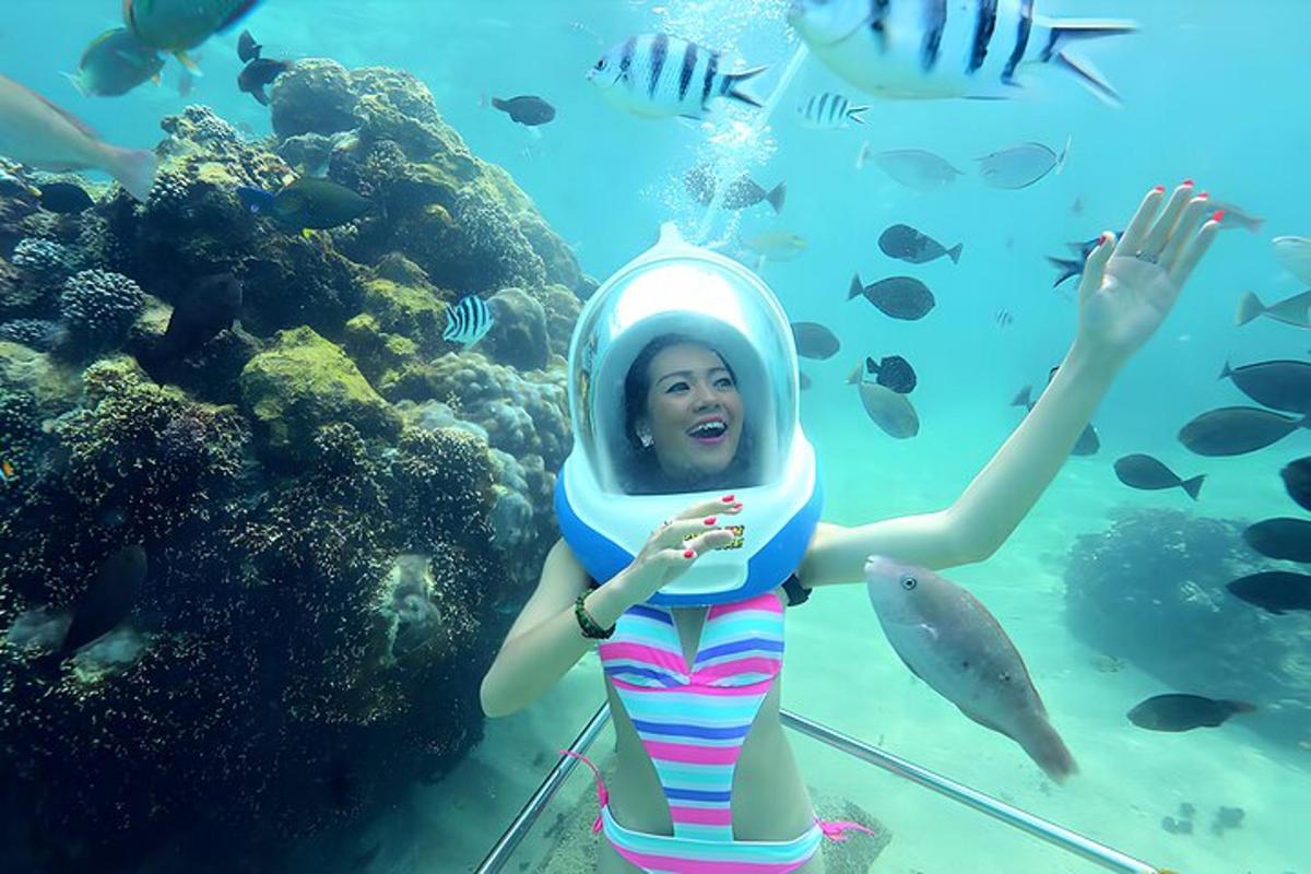 seorang gadis muda sedang berenang di air