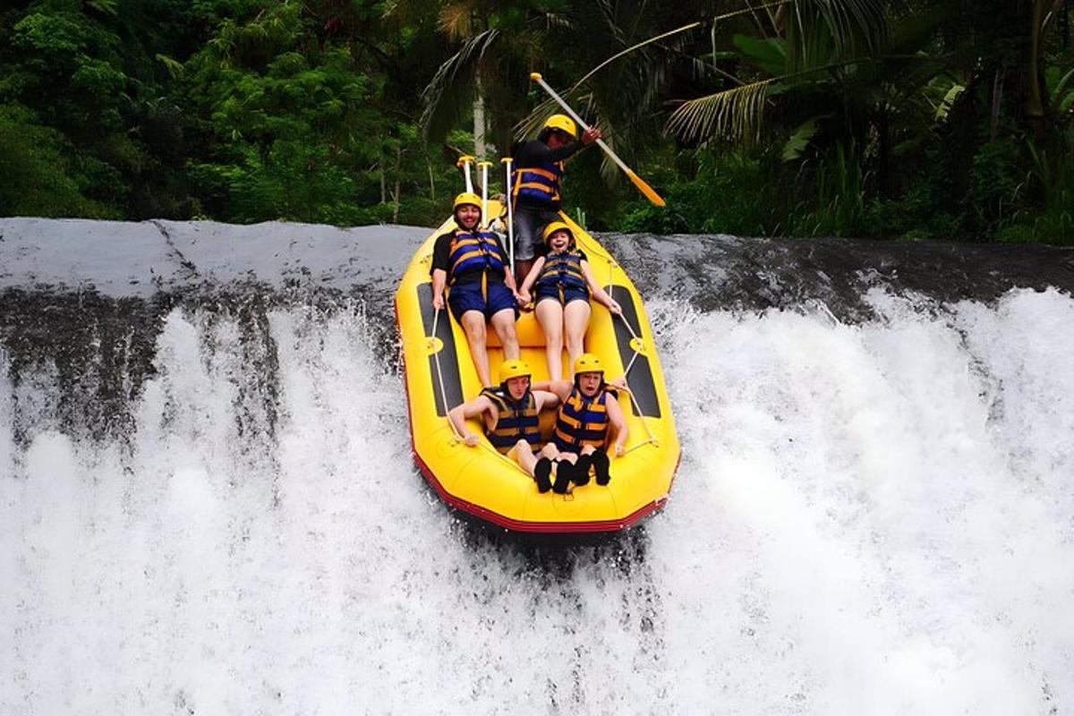 sekumpulan orang menaiki rakit di atas air terjun