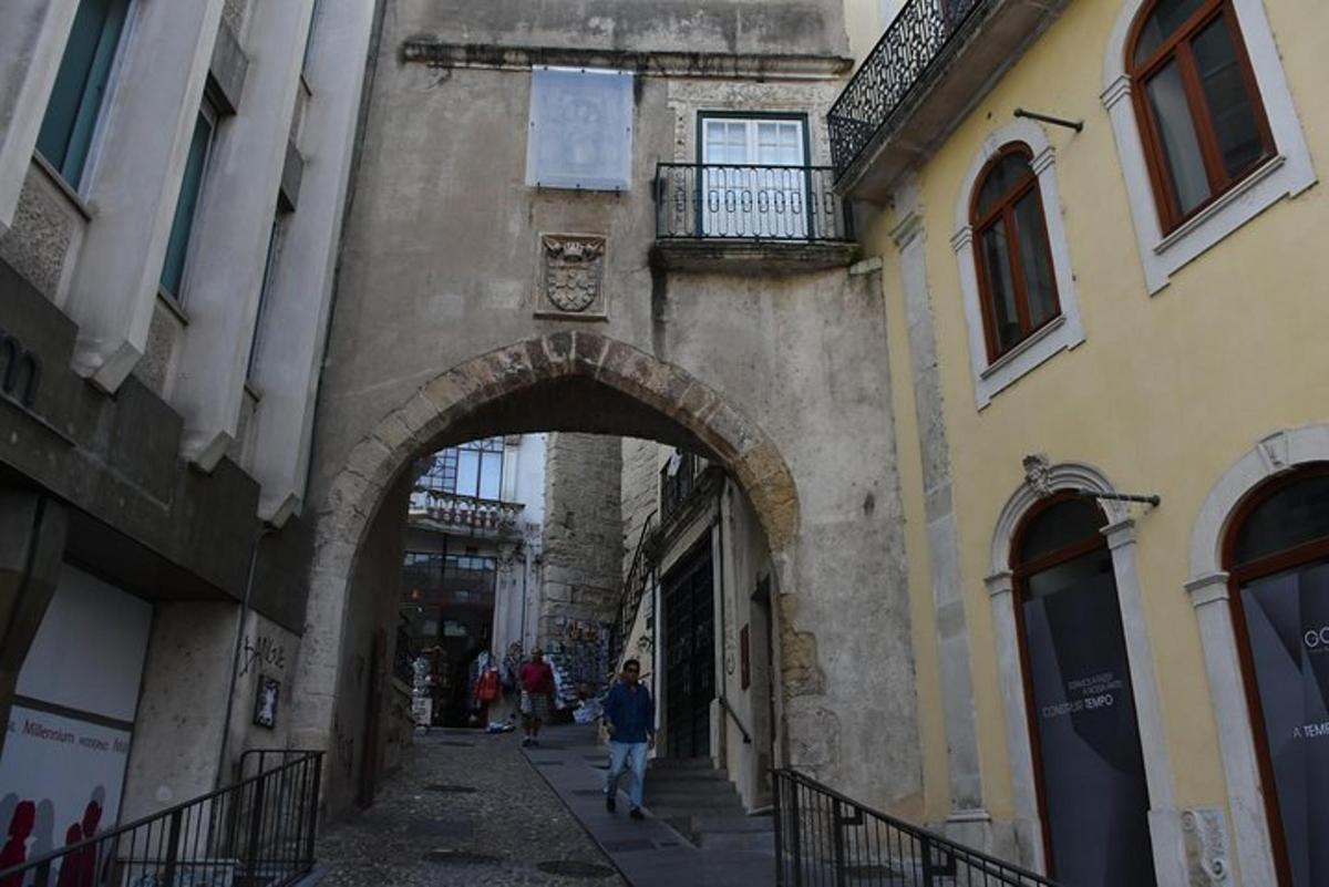 un arc en un carreró entre dos edificis