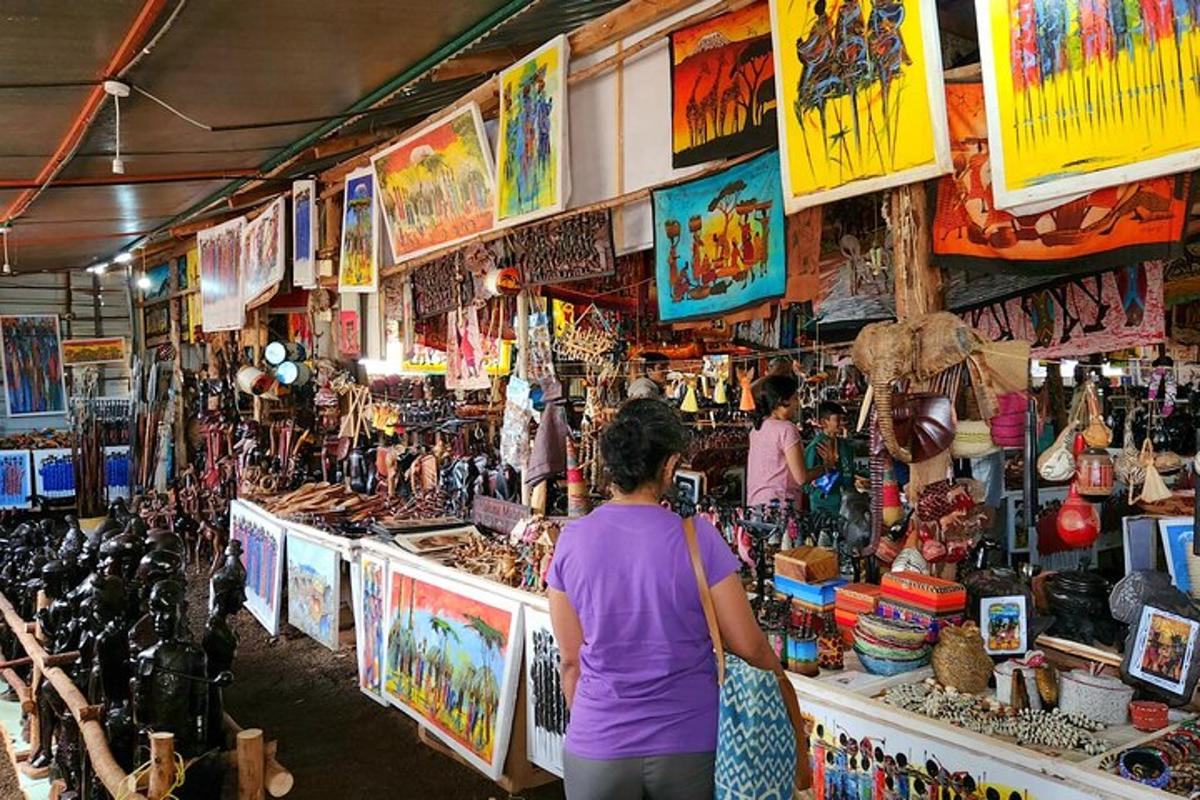 una donna sta camminando in un mercato con molti oggetti