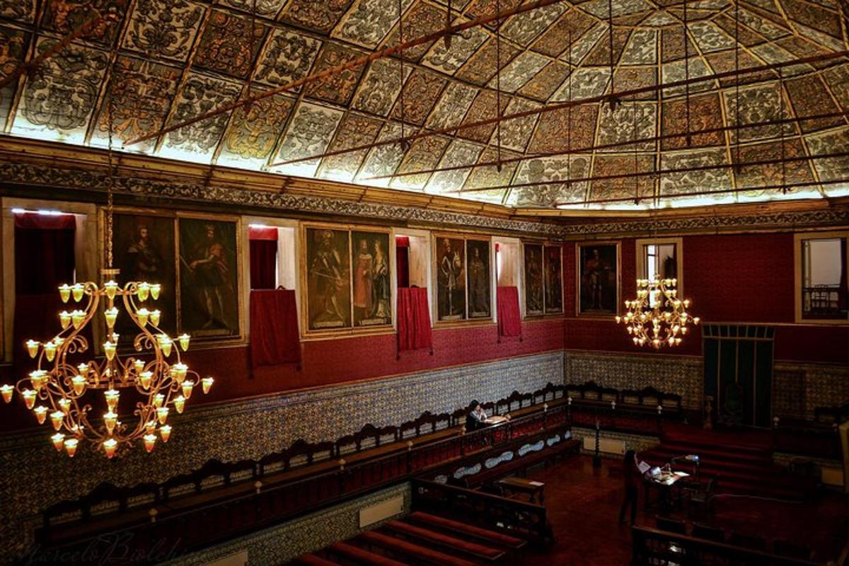una gran sala amb sostre de cúpula i canelobres