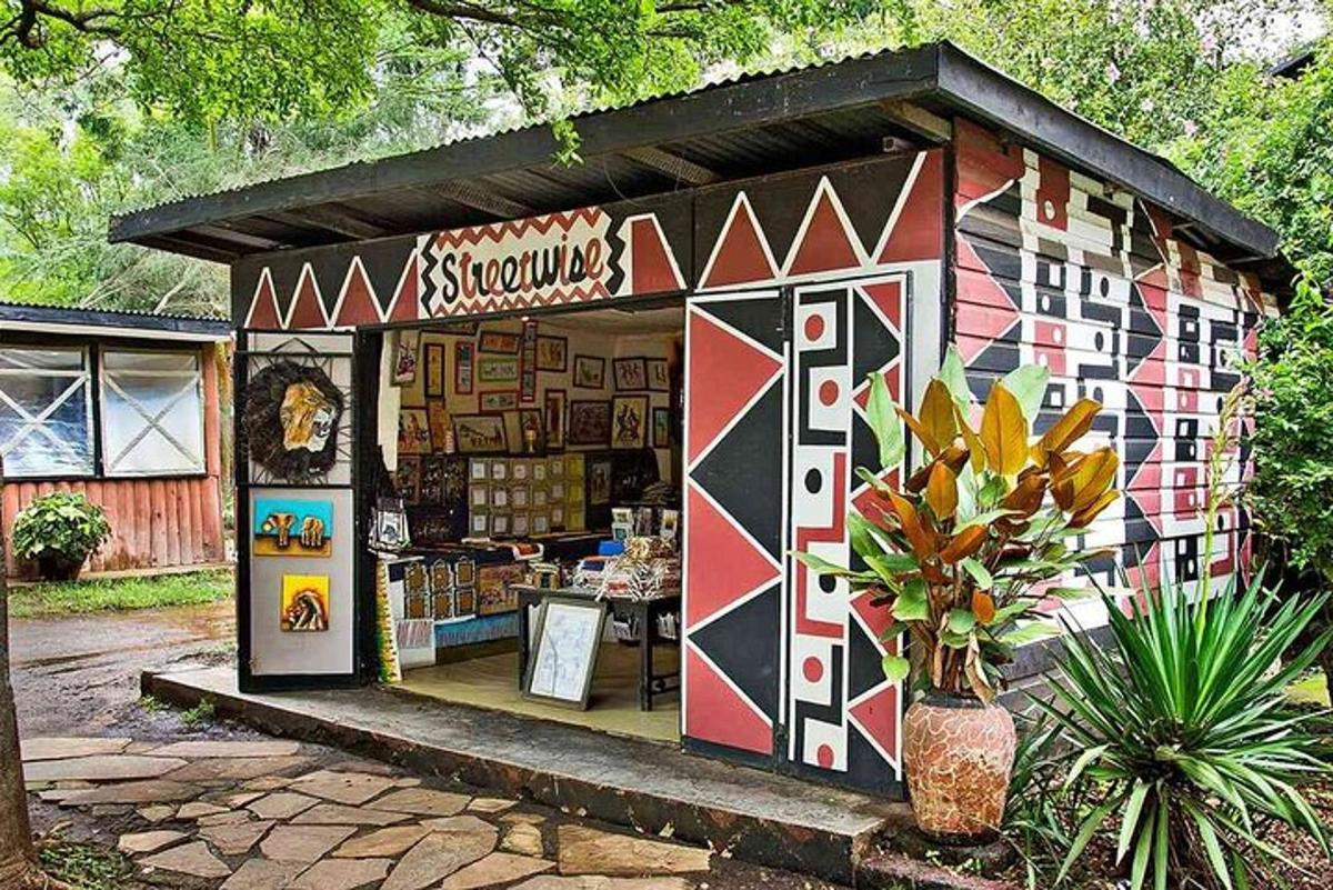 una piccola libreria con una facciata colorata