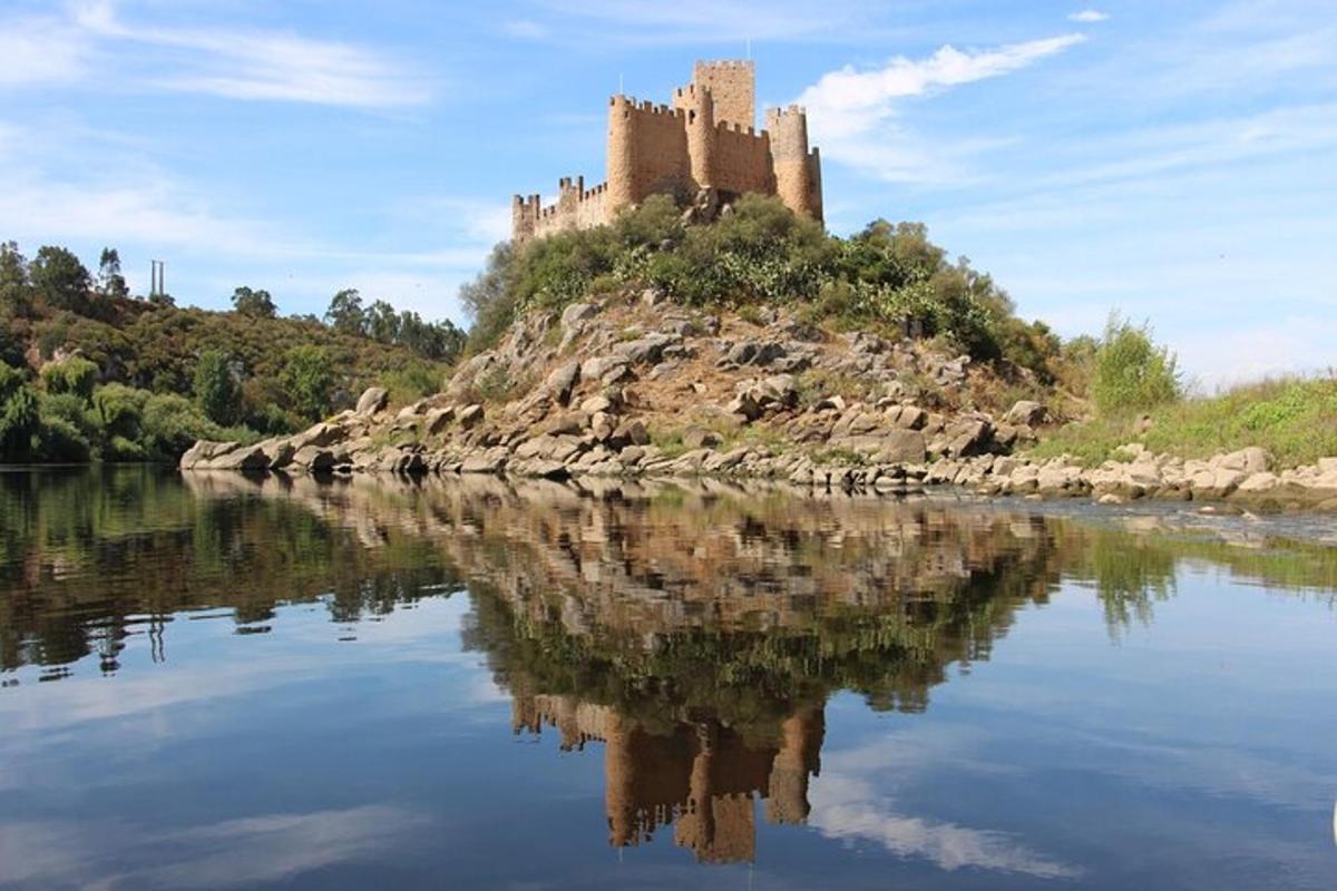 um castelo em uma ilha na água