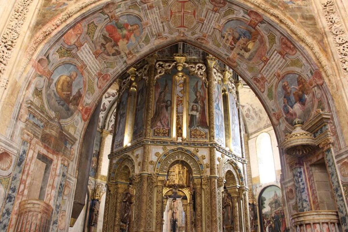 une grande église avec des peintures au plafond