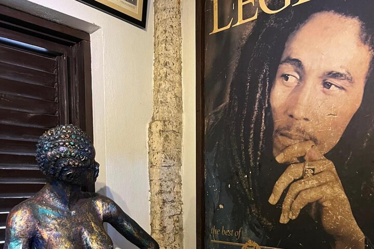um retrato emoldurado de um homem ao lado de uma estátua