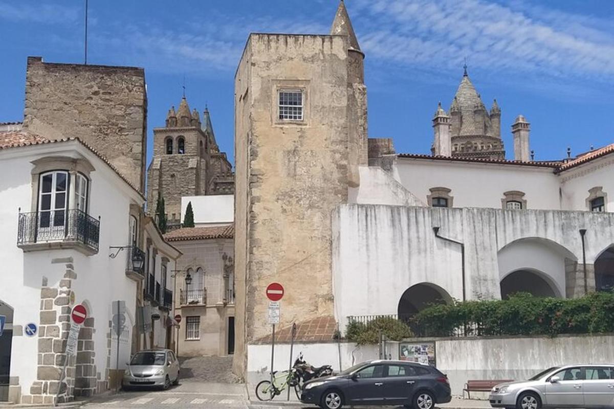 una calle con coches aparcados delante de un edificio