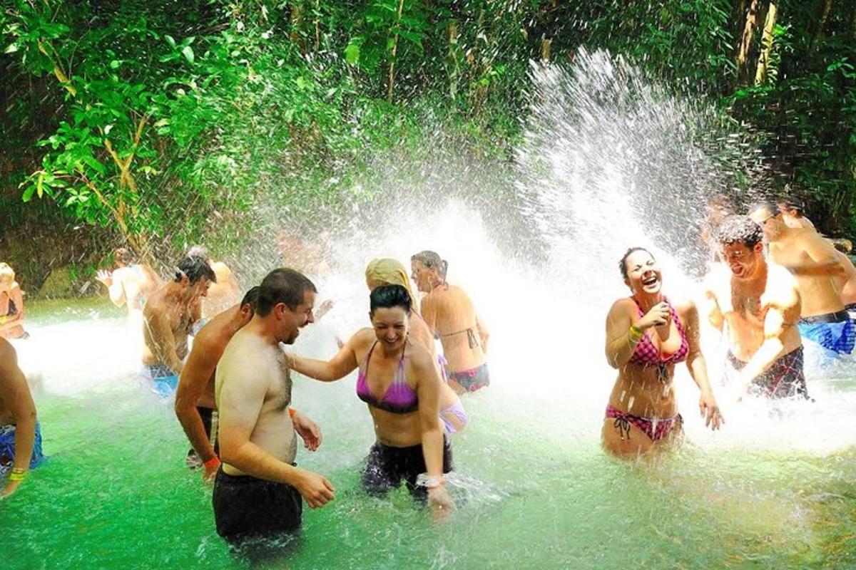un gruppo di persone che giocano nell'acqua