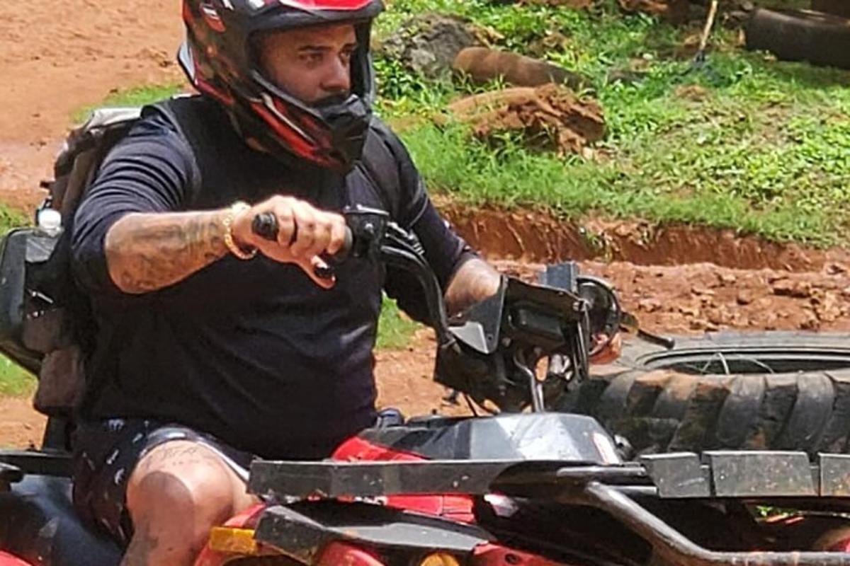muž s helmou jedoucí na motorce