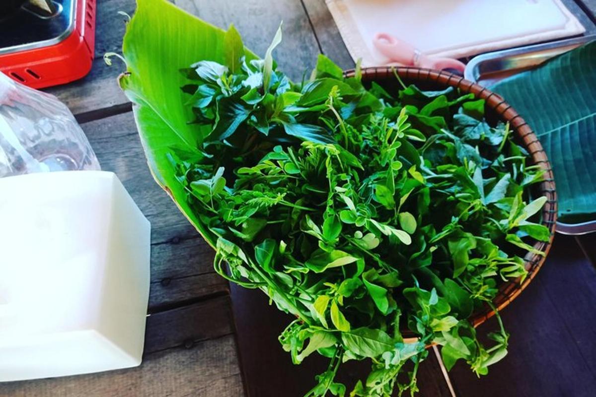 en kurv fyldt med grønne planter på et bord