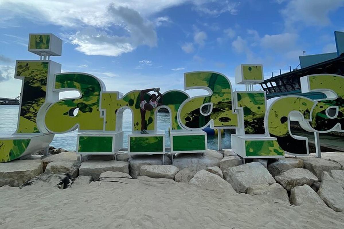 znak na plaži z oceanom v ozadju