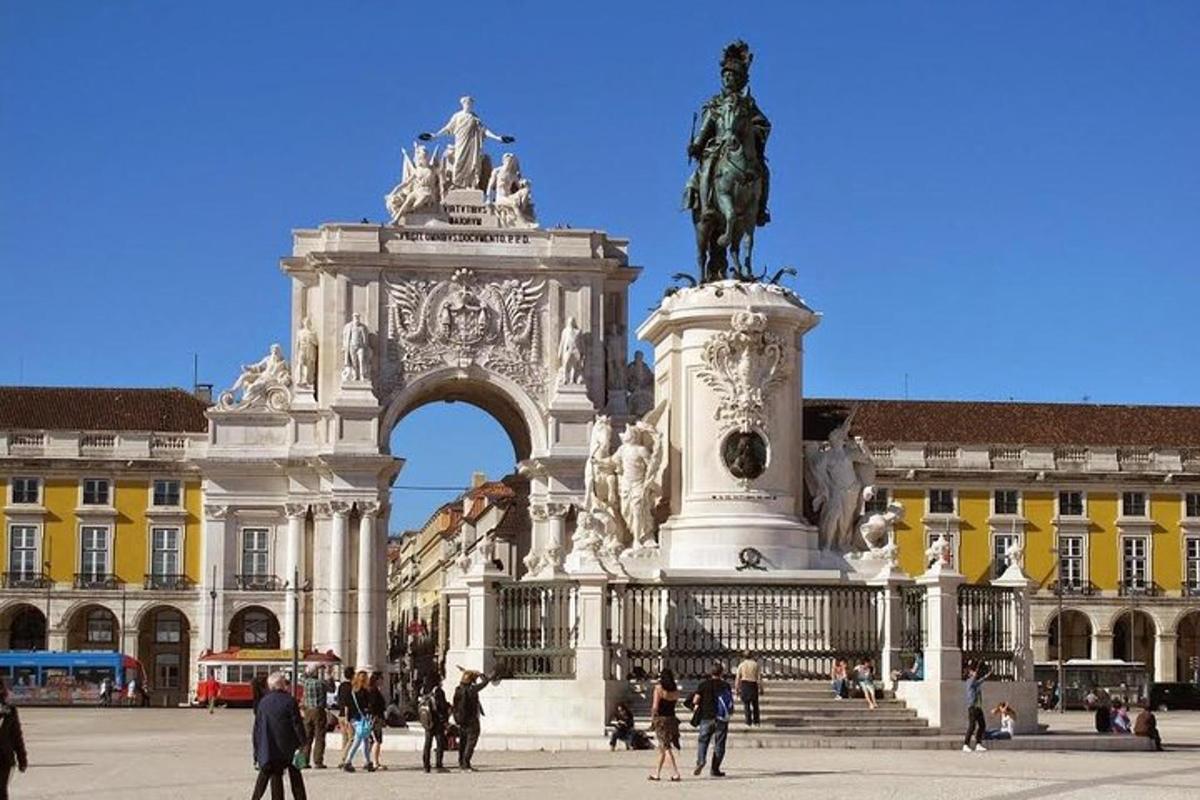 una statua di fronte a un edificio con un monumento