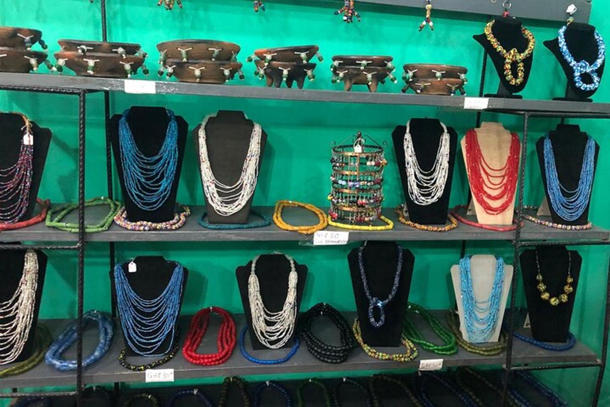 rak yang diisi dengan berbagai jenis topi dan sepatu