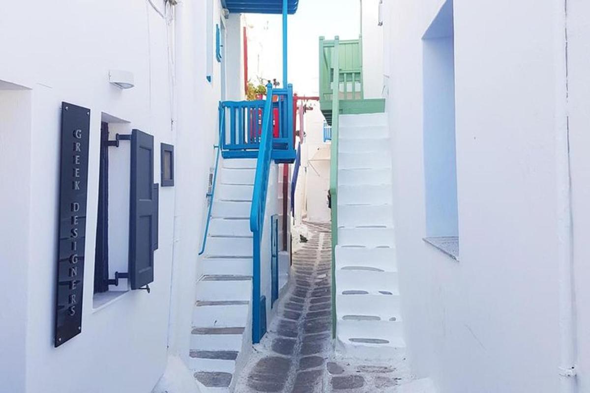 ένα στενό σοκάκι με μπλε και άσπρα κτίρια