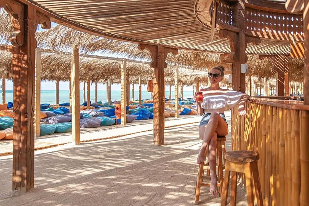 kona situr á stól á bar á ströndinni