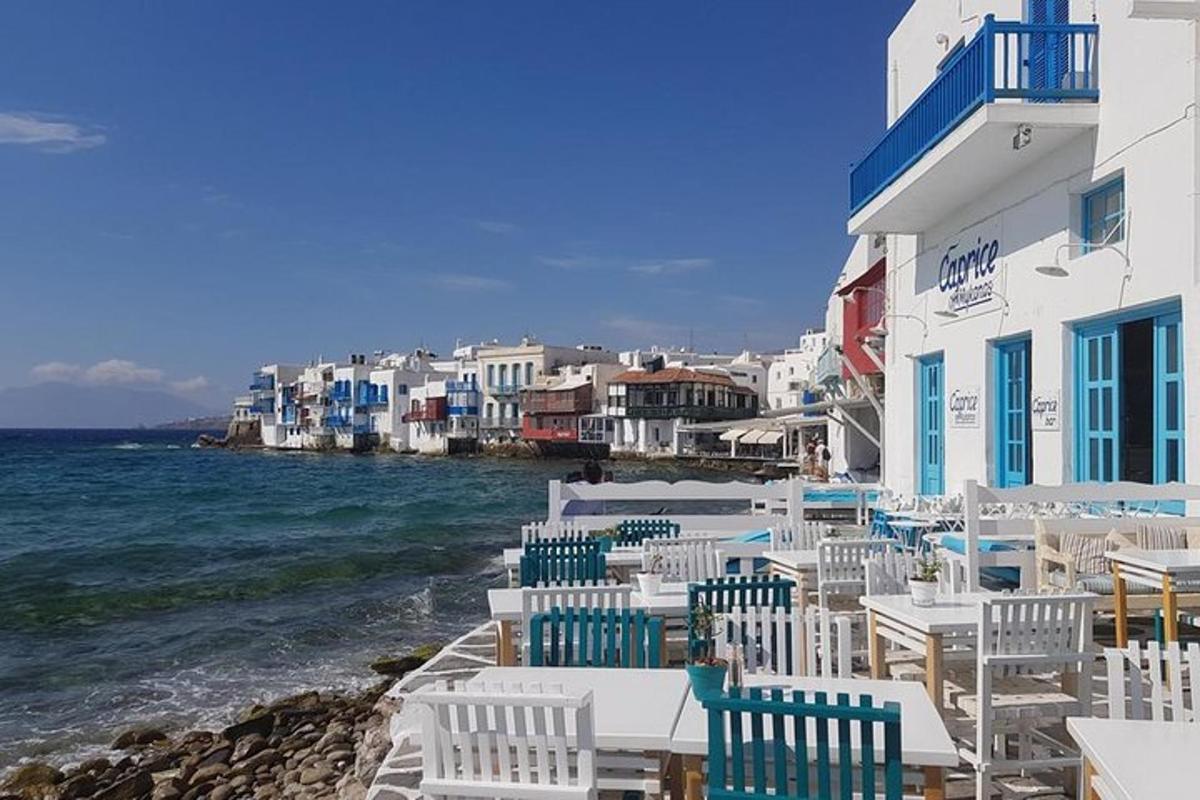 μια ομάδα από καρέκλες και τραπέζια δίπλα στον ωκεανό