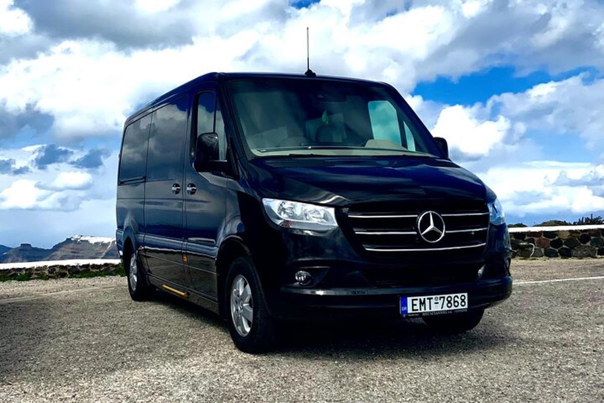 una camioneta azul estacionada en un estacionamiento