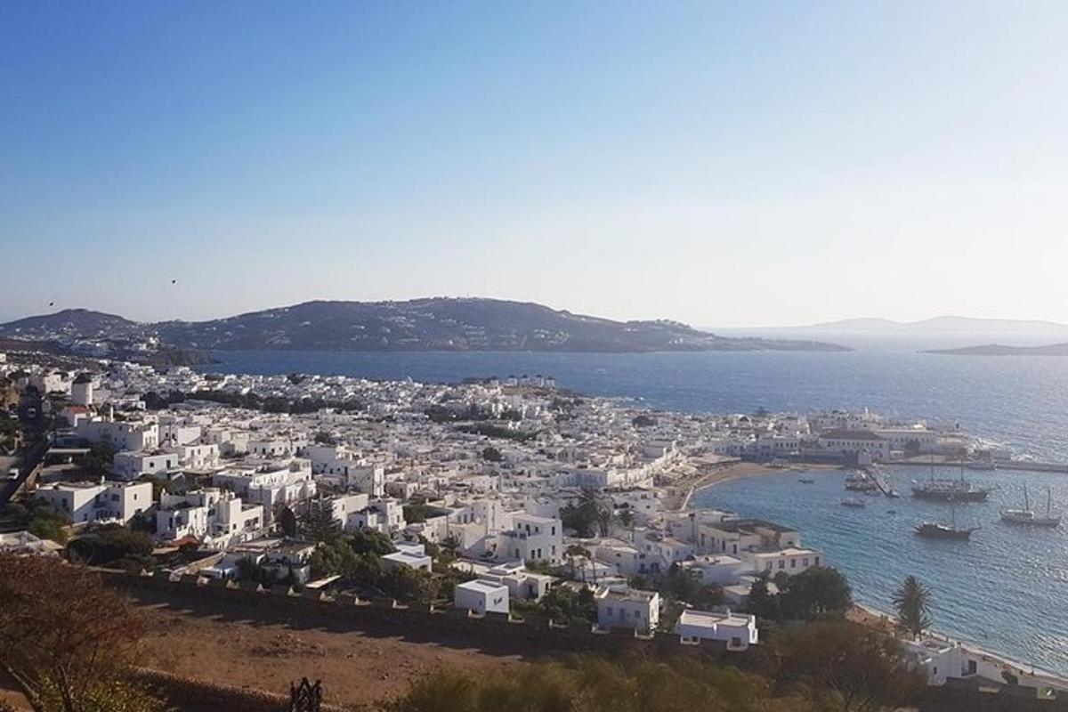 μια πόλη με λευκά κτίρια και τον ωκεανό