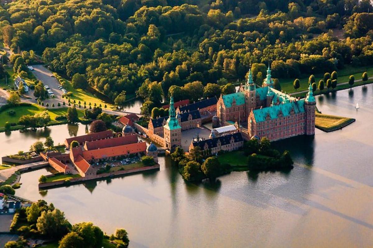 letecký pohled na hrad ve vodě