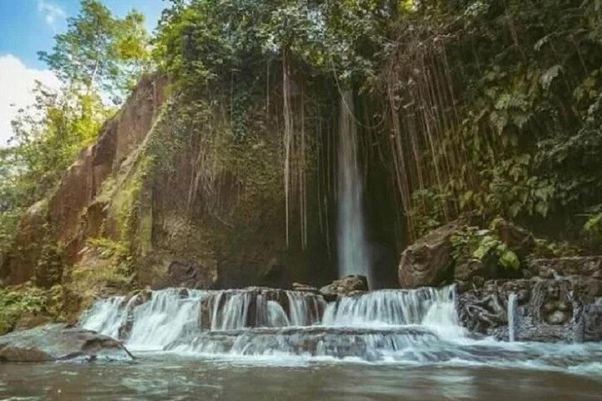 una cascata in mezzo a un fiume