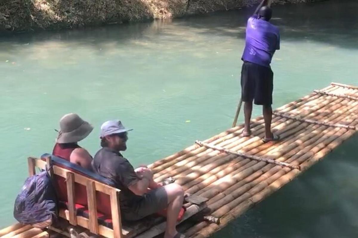 Τρεις άντρες κάθονται σε μια σχεδία στο νερό