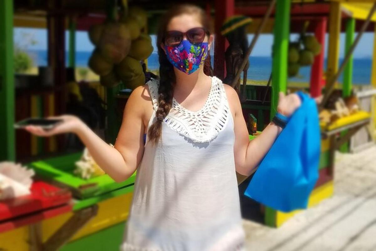 mladá dívka s rouškou v obchodě