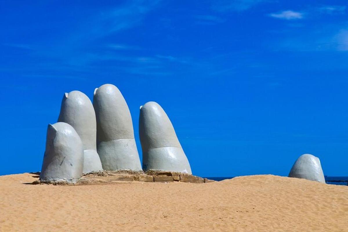 en sandskulptur av en hånd i ørkenen