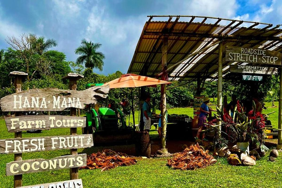 uma placa em frente a um mercado de agricultores com placas