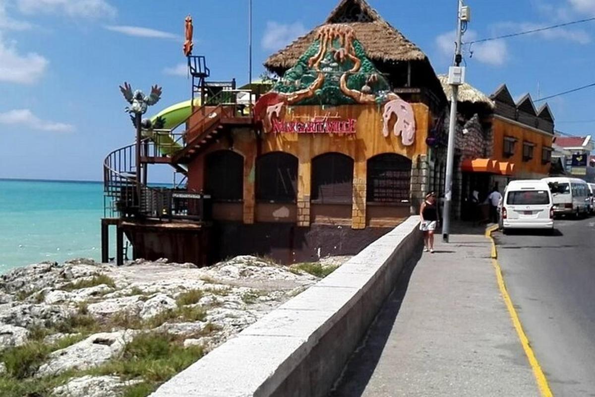 budova na kraji silnice u oceánu