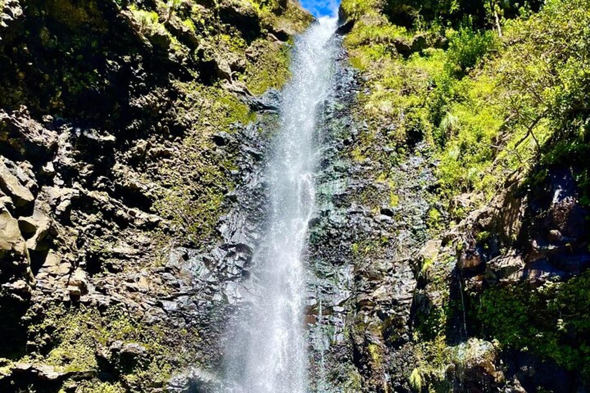 una cascada al vessant d'una muntanya