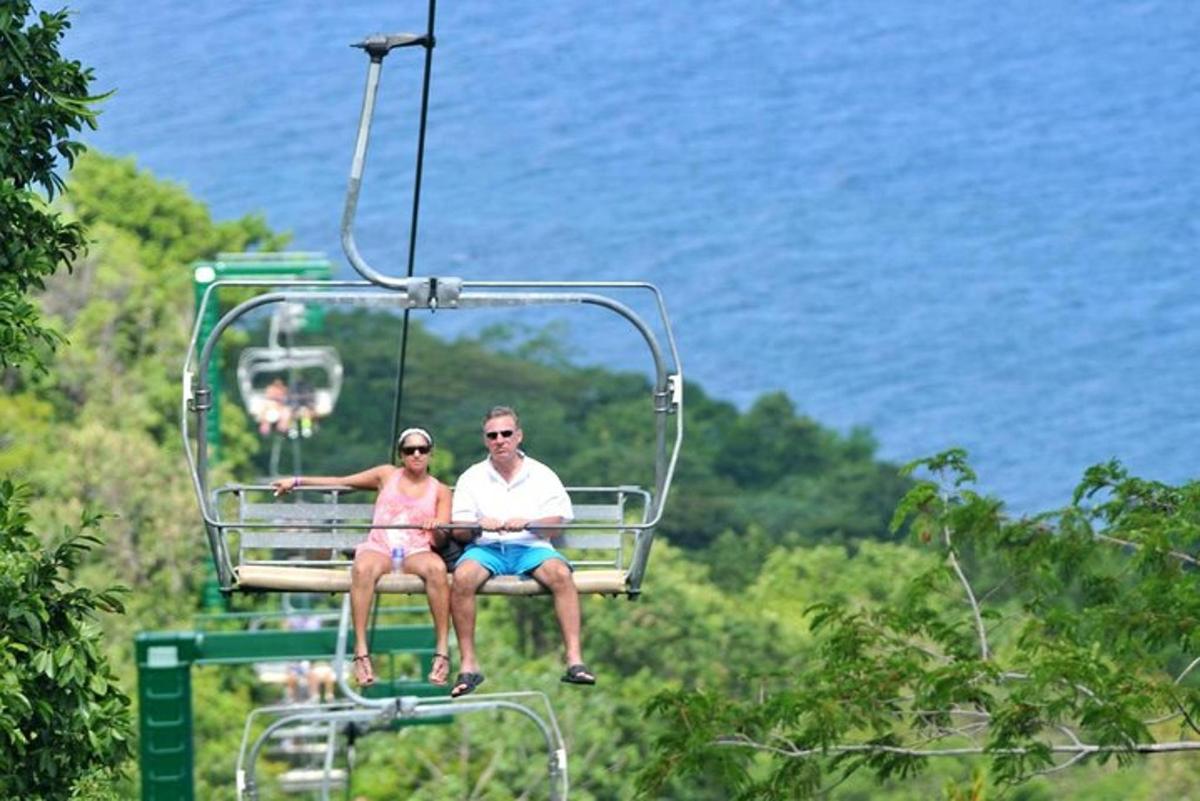 seorang pria dan seorang wanita duduk di lift ski