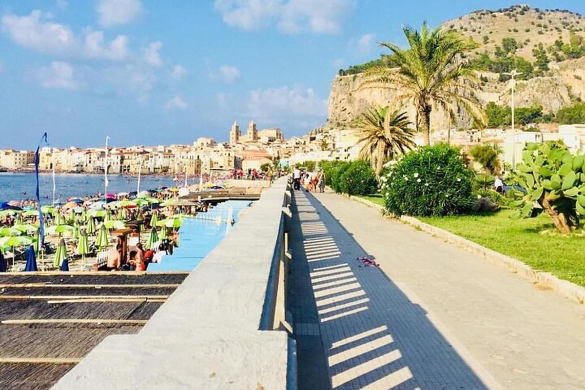 most čez vodno telo ob plaži