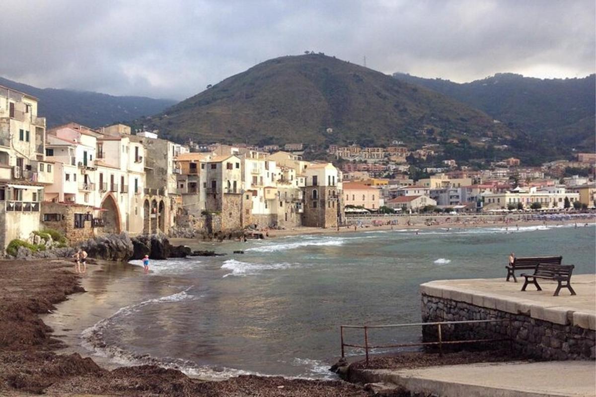 una vista d'una platja amb edificis i una muntanya