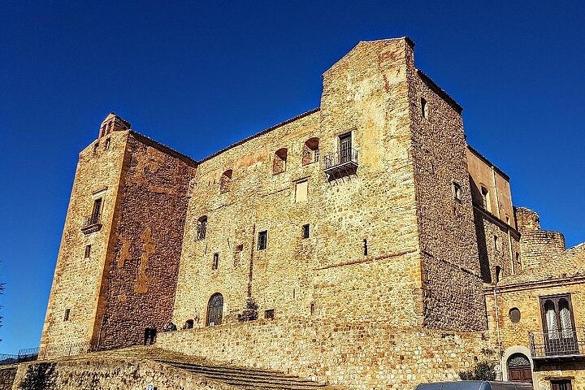 un gran edifici de maó amb escales al costat