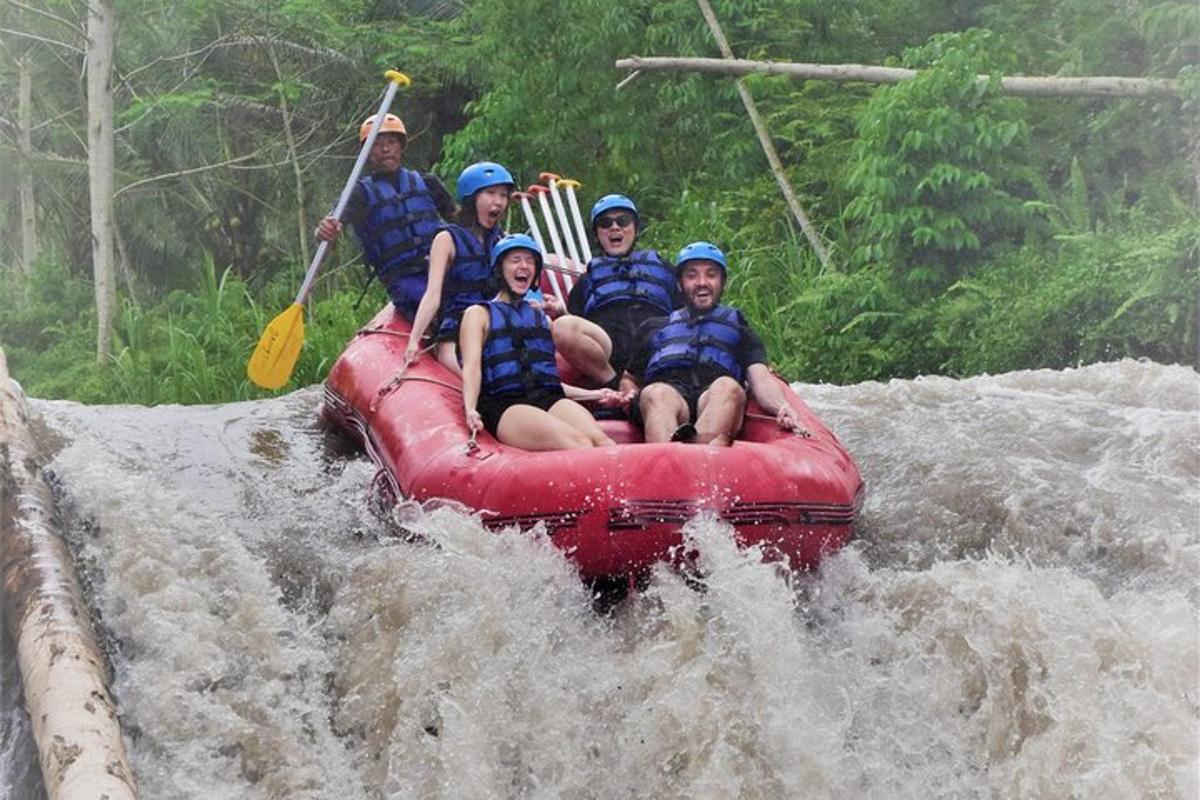 sekumpulan orang menaiki rakit di sungai