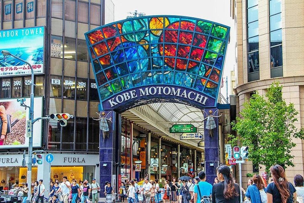 dav lidí jdoucích po rušné městské ulici