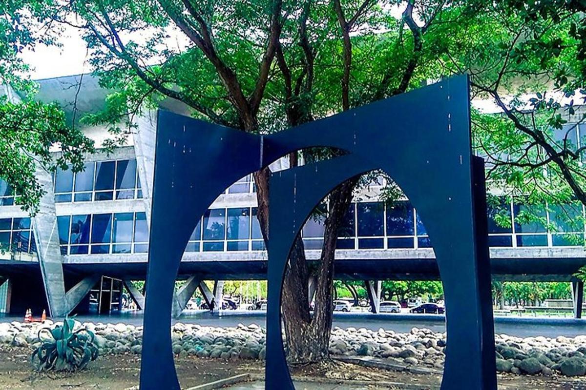sebuah arca biru besar di hadapan sebuah bangunan