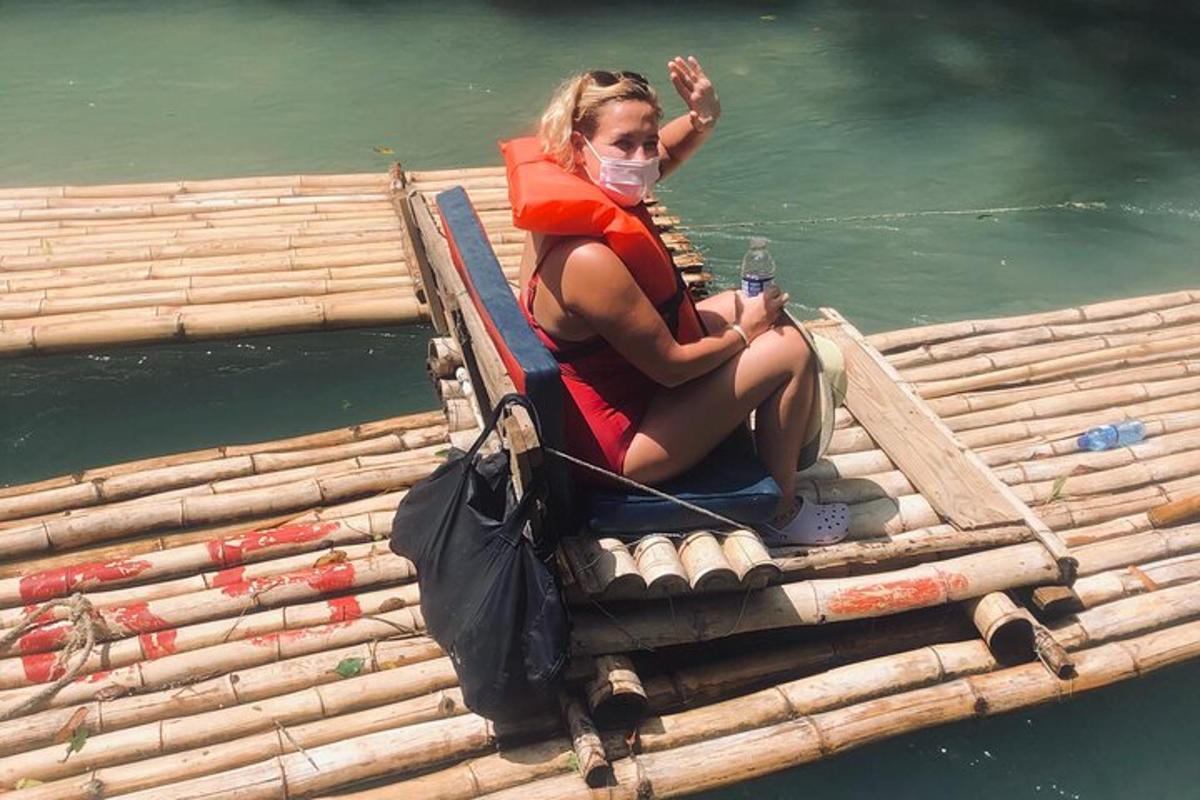 žena s maskou sedící na voru ve vodě