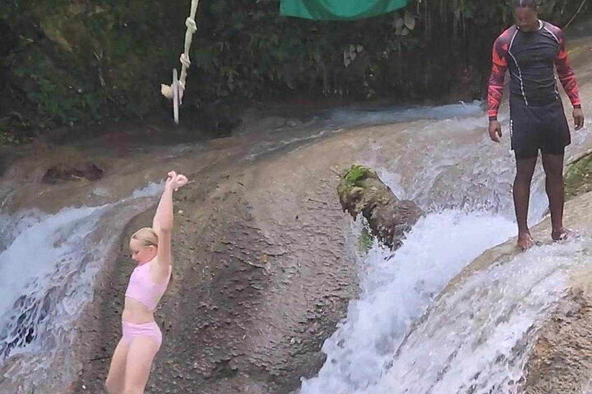 due persone in piedi su una roccia in un fiume