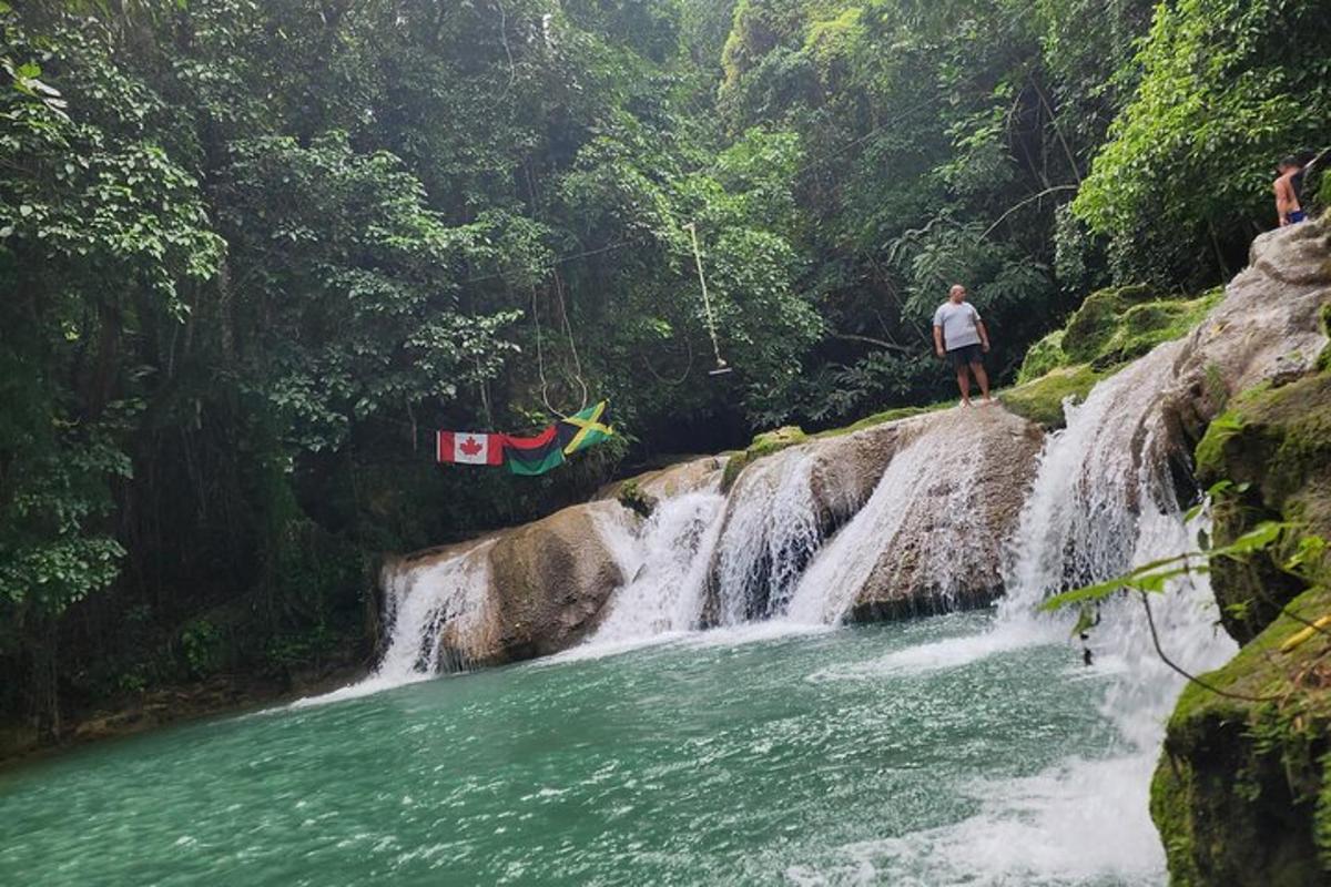 un uomo in piedi in cima a una cascata