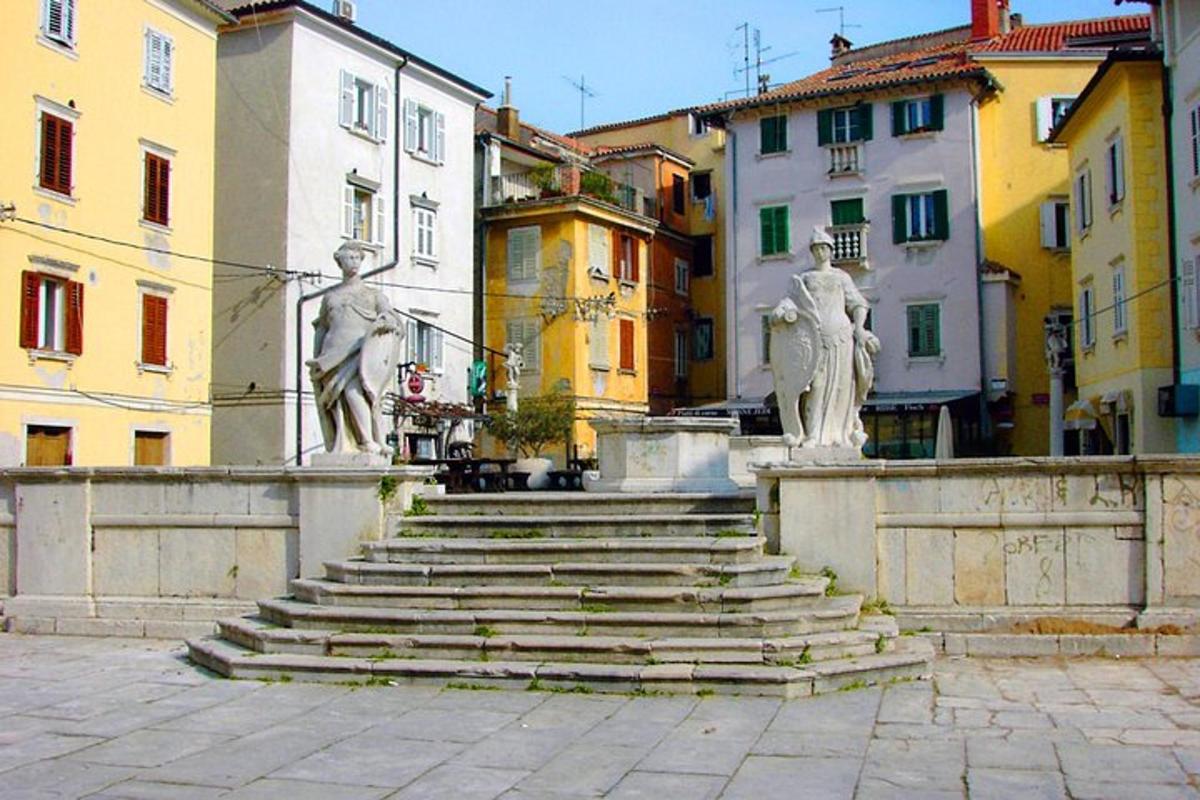 un gruppo di statue sedute in cima alle scale