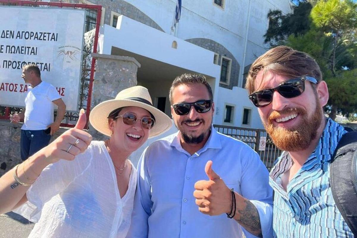 un gruppo di tre persone che fanno il segno del pollice in su