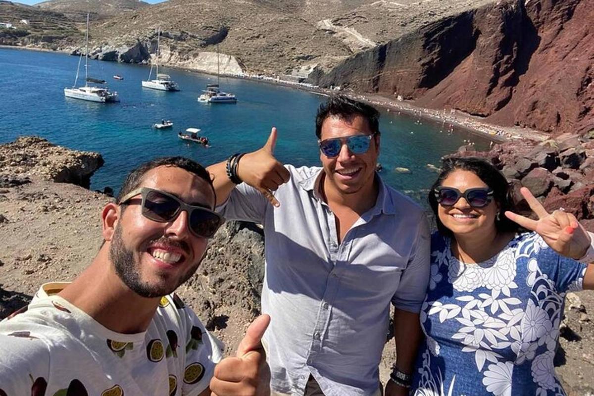 un gruppo di tre persone in piedi accanto a uno specchio d'acqua