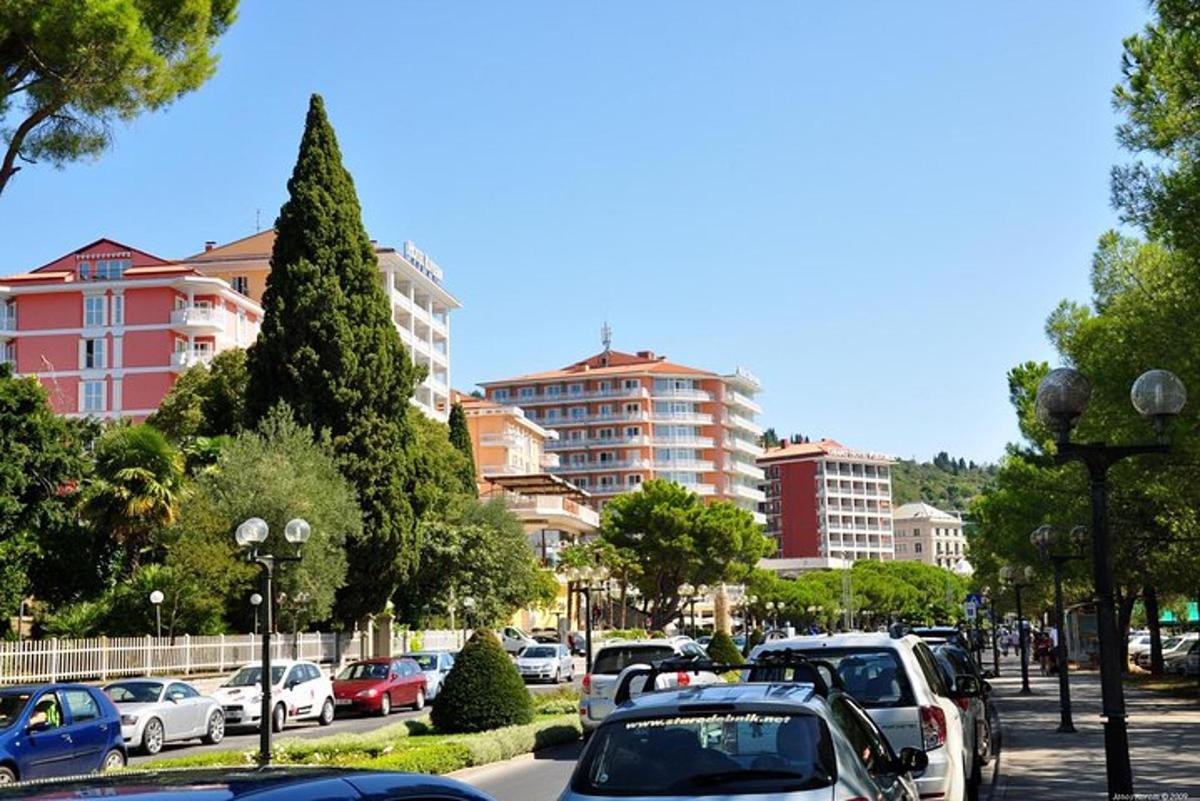 ένα σωρό αυτοκίνητα παρκαρισμένα σε ένα πάρκινγκ