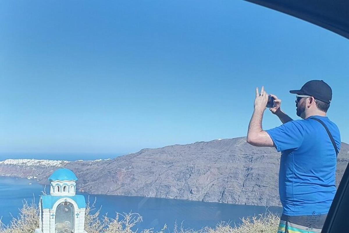 un uomo che scatta una foto del panorama da un'auto