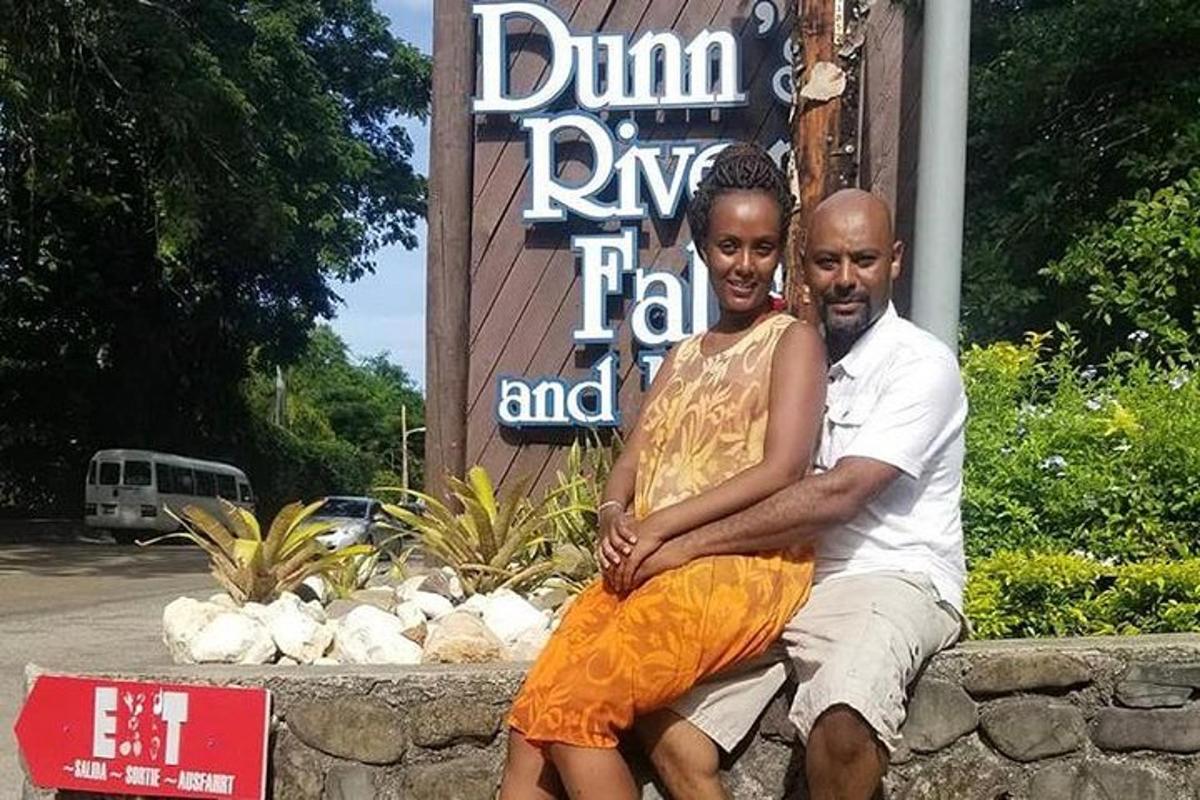 un uomo e una donna seduti su un muro