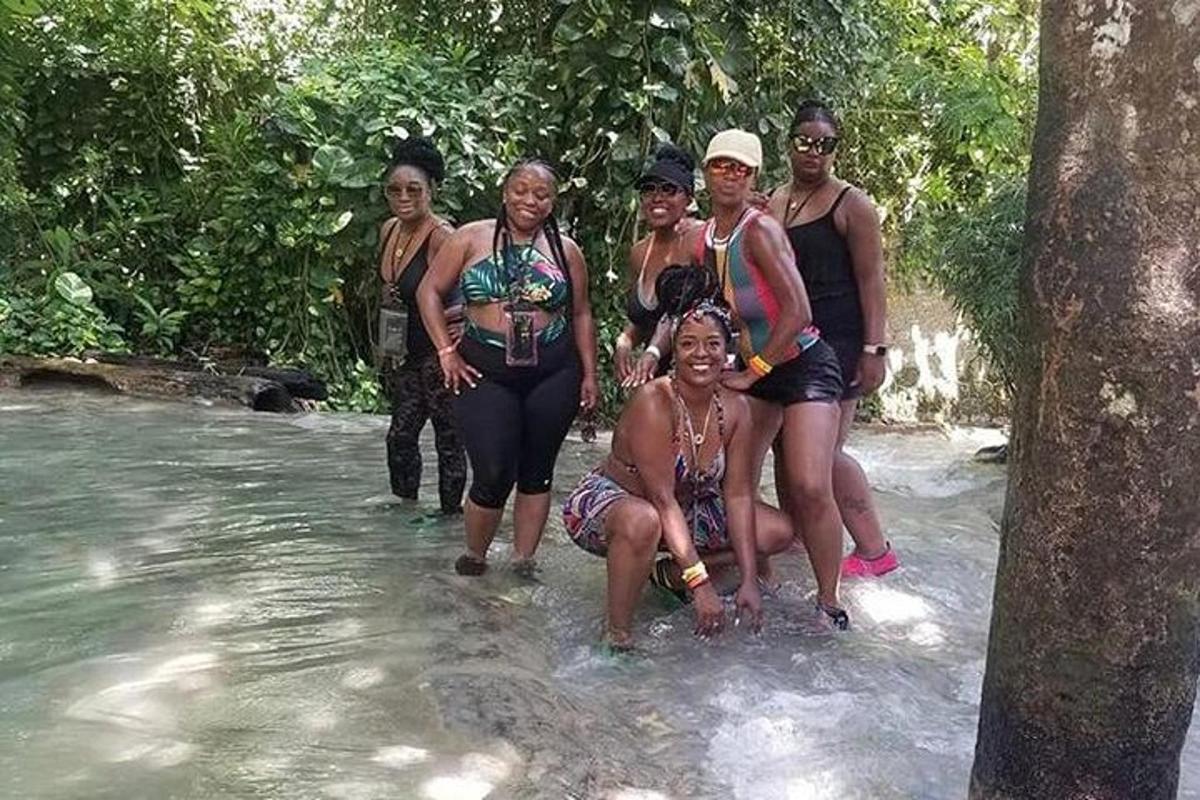 група жінок позують для фотографії у воді