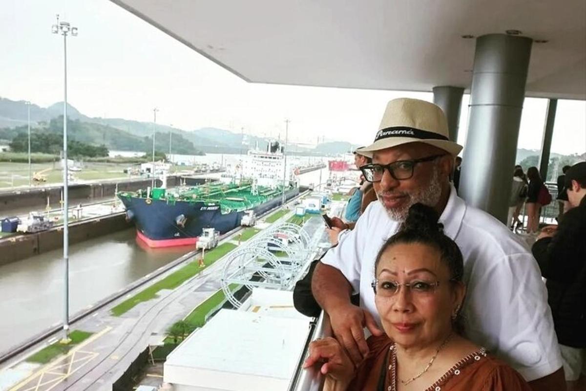 seorang lelaki dan seorang wanita berdiri di hadapan sebuah marina