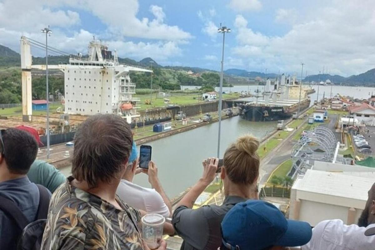 sekumpulan orang mengambil gambar sungai